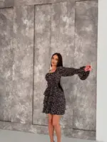 Міні сукня в квітковий принт на чорному фоні