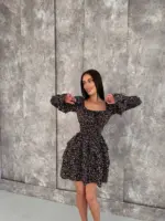 Міні сукня в квітковий принт на чорному фоні