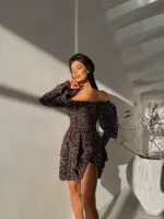 Міні сукня в квітковий принт на чорному фоні