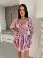 Міні сукня в квітковий принт на рожевому фоні