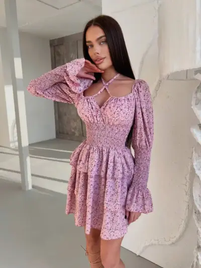 Міні сукня в квітковий принт на рожевому фоні