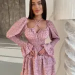 Міні сукня в квітковий принт на рожевому фоні