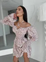 Міні сукня в квітковий принт на білому фоні