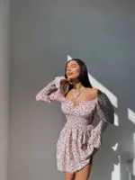 Міні сукня в квітковий принт на білому фоні