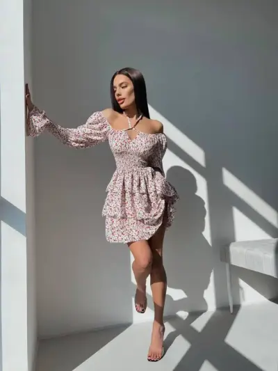 Міні сукня в квітковий принт на білому фоні