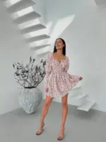 Міні сукня в квітковий принт на білому фоні