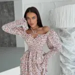 Міні сукня в квітковий принт на білому фоні