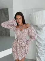 Міні сукня в квітковий принт на білому фоні