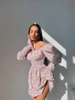 Міні сукня в квітковий принт на білому фоні