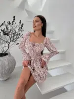 Міні сукня в квітковий принт на білому фоні