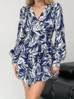 Сукня-комбінезон принтована білі листя на синьому фоні