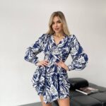 Сукня-комбінезон принтована білі листя на синьому фоні