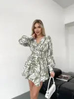 Сукня-комбінезон принтована білі листя на оливковому фоні