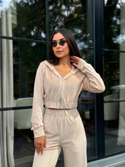 Велюровий жіночий костюм бежевий