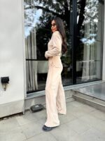 Велюровий жіночий костюм бежевий