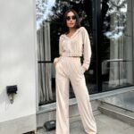 Велюровий жіночий костюм бежевий