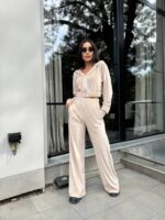 Велюровий жіночий костюм бежевий