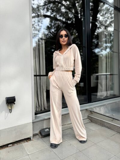 Велюровий жіночий костюм бежевий