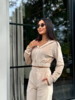 Велюровий жіночий костюм бежевий