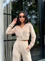 Велюровий жіночий костюм бежевий