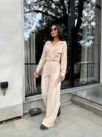 Велюровий жіночий костюм бежевий