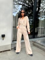 Велюровий жіночий костюм бежевий