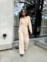 Велюровий жіночий костюм бежевий