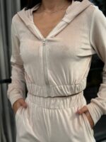 Велюровий жіночий костюм бежевий