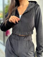 Велюровий жіночий костюм чорний