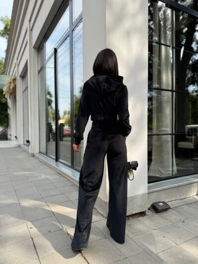 Велюровий жіночий костюм чорний