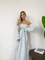Довга муслінова сукня білого кольору в блакитну квітку