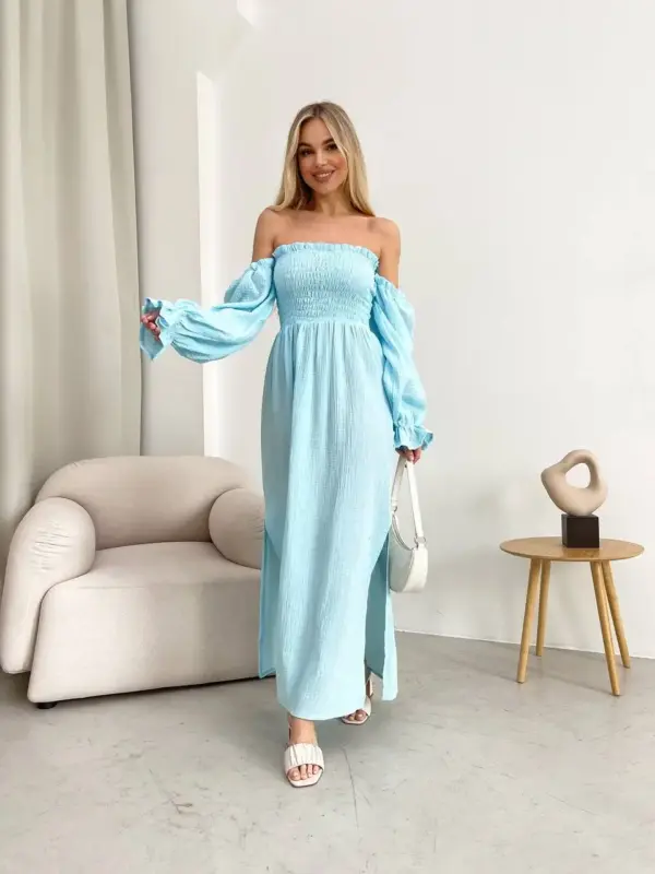Довга муслінова сукня блакитного кольору