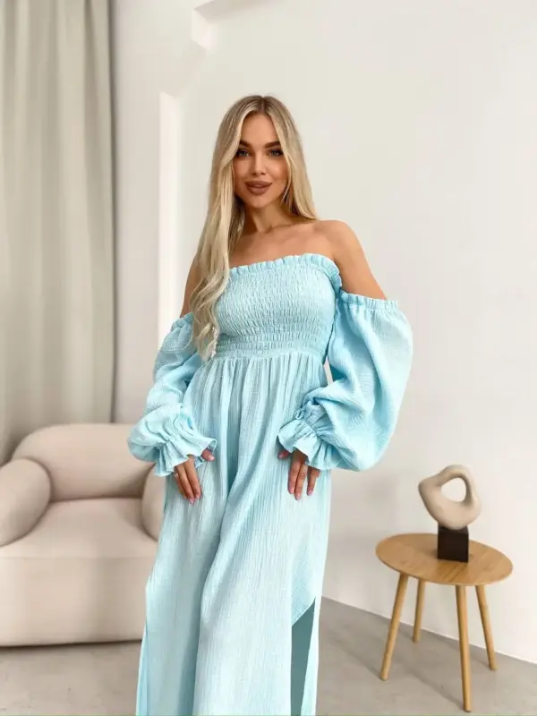 Довга муслінова сукня блакитного кольору
