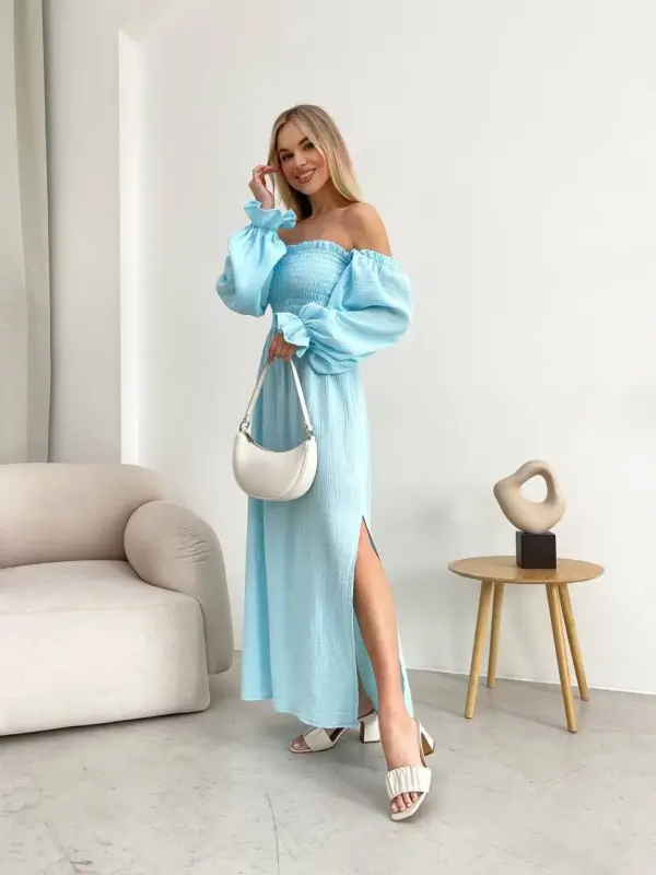 Довга муслінова сукня блакитного кольору