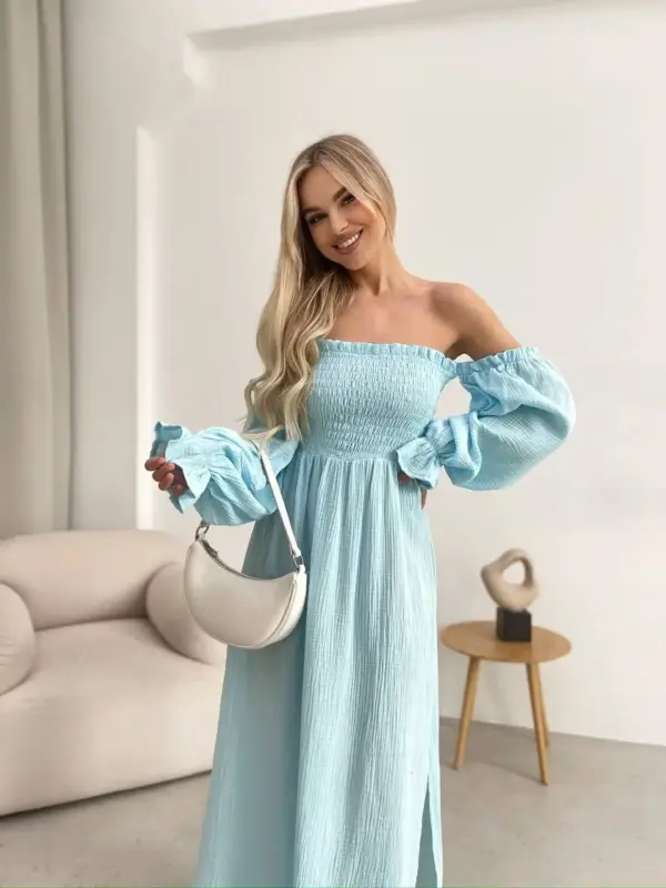 Довга муслінова сукня блакитного кольору