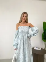 Довга муслінова сукня блакитного кольору в дрібну квітку