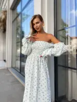 Довга муслінова сукня білого кольору в дрібну блакитну квітку