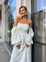 Довга муслінова сукня білого кольору в дрібну блакитну квітку