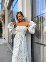 Довга муслінова сукня білого кольору в дрібну блакитну квітку