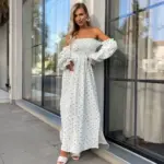 Довга муслінова сукня білого кольору в дрібну блакитну квітку