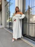 Довга муслінова сукня білого кольору в дрібну блакитну квітку