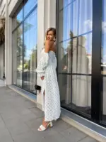 Довга муслінова сукня білого кольору в дрібну блакитну квітку