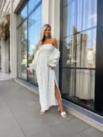 Довга муслінова сукня білого кольору в дрібну блакитну квітку