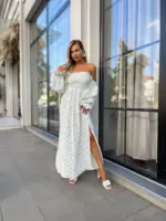 Довга муслінова сукня білого кольору в дрібну блакитну квітку