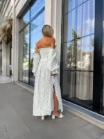 Довга муслінова сукня білого кольору в дрібну блакитну квітку