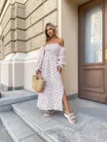 Довга муслінова сукня білого кольору в дрібну помаранчеву квітку