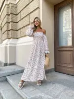 Довга муслінова сукня білого кольору в дрібну помаранчеву квітку