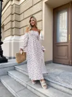 Довга муслінова сукня білого кольору в дрібну помаранчеву квітку