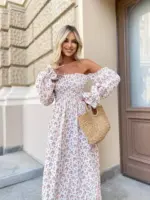 Довга муслінова сукня білого кольору в дрібну помаранчеву квітку