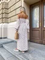 Довга муслінова сукня білого кольору в дрібну помаранчеву квітку